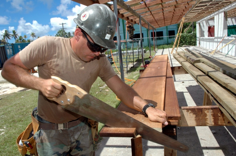 charpentier-GONFARON-min_worker_construction_building_carpenter_male_job_build_helmet-893290